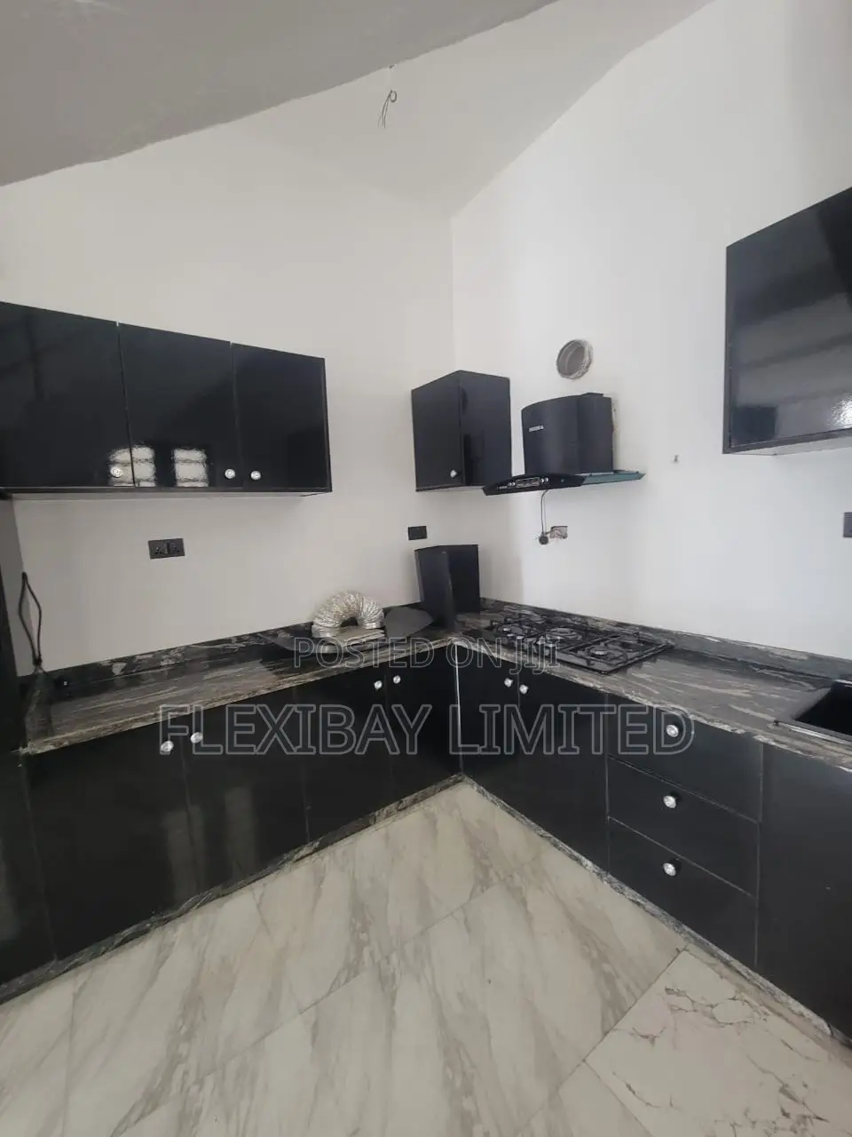 4bdrm Duplex in Chevron for rent in Chevron