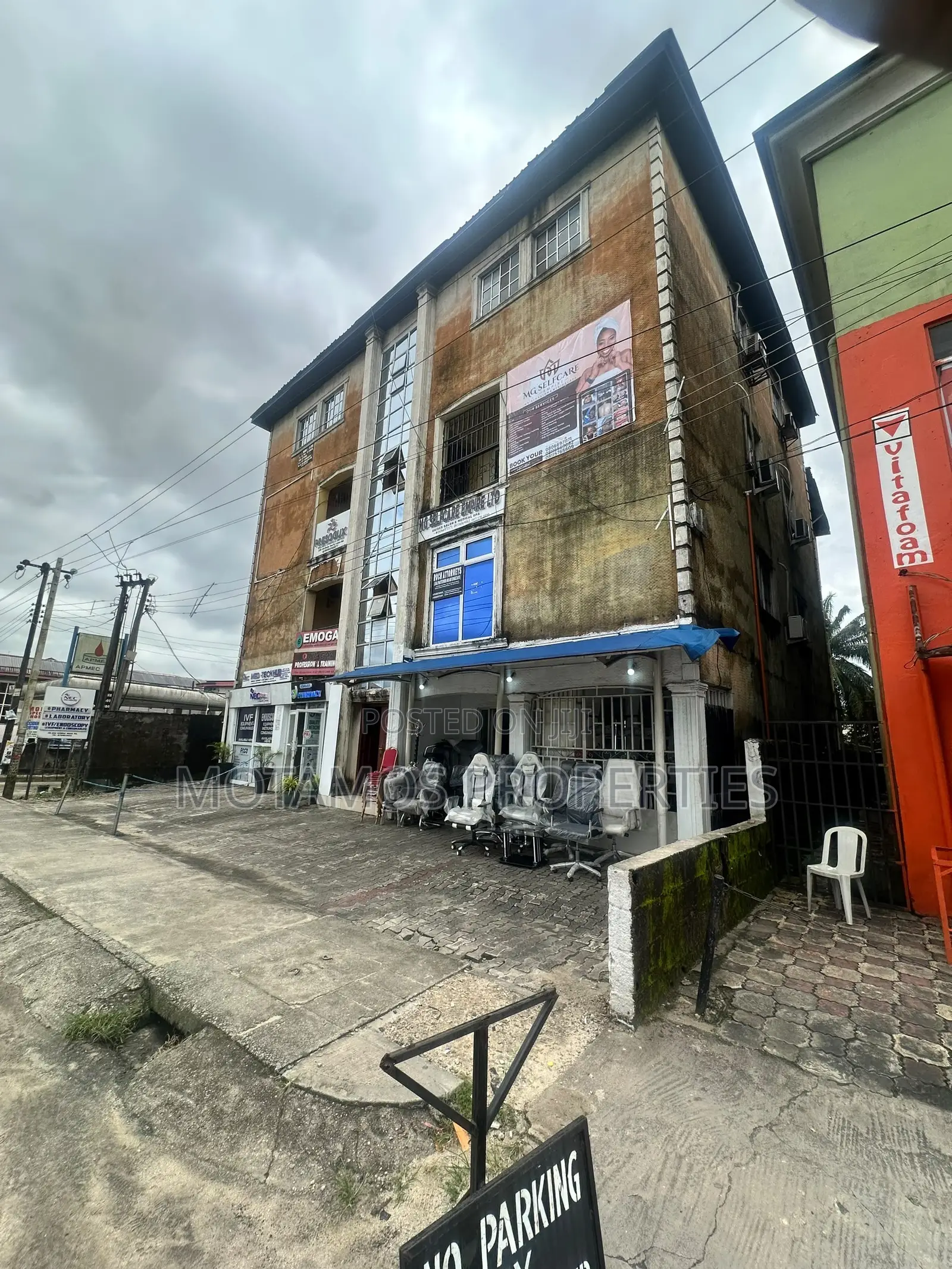 2bdrm Block of Flats in Along The Road, Obio-Akpor for sale in Obio-Akpor