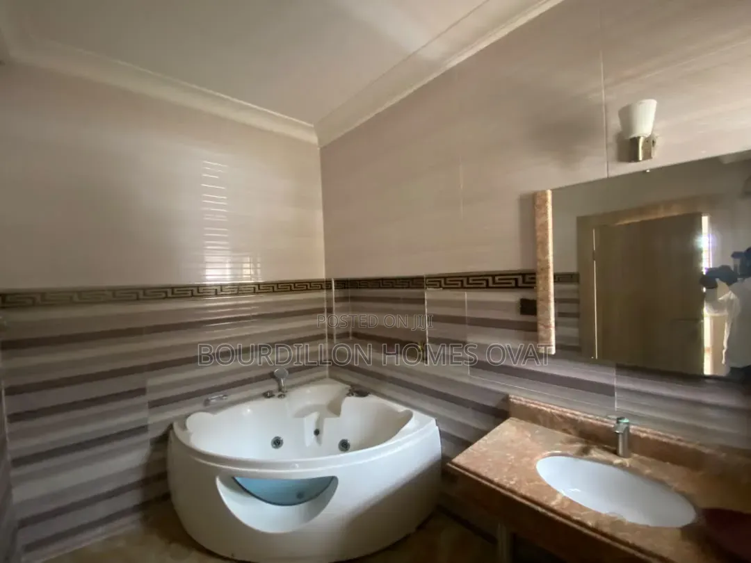 5bdrm Duplex in Lekki County Road for rent in Ikota