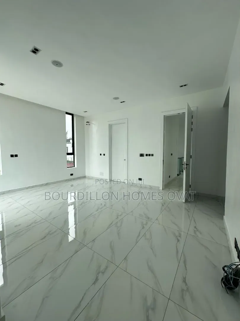 5bdrm Duplex in Megamound Estate for sale in Lekki Expressway