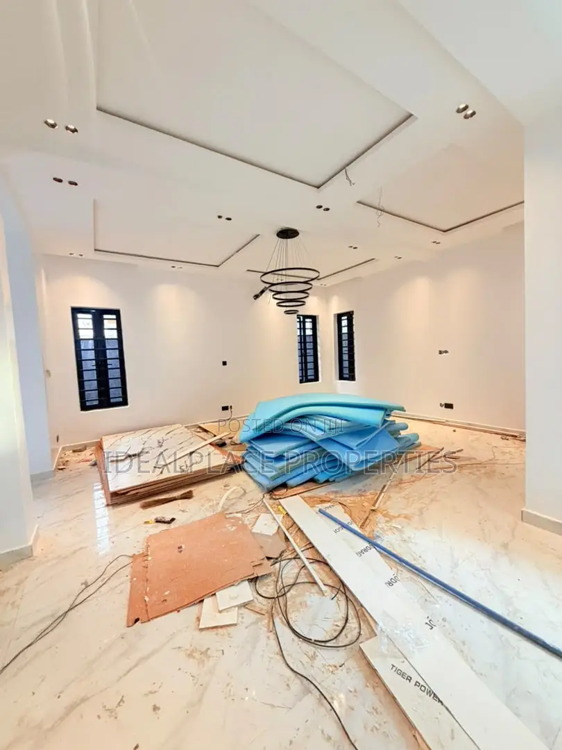 5bdrm Duplex in Adeniyi Jones for sale in Adeniyi Jones