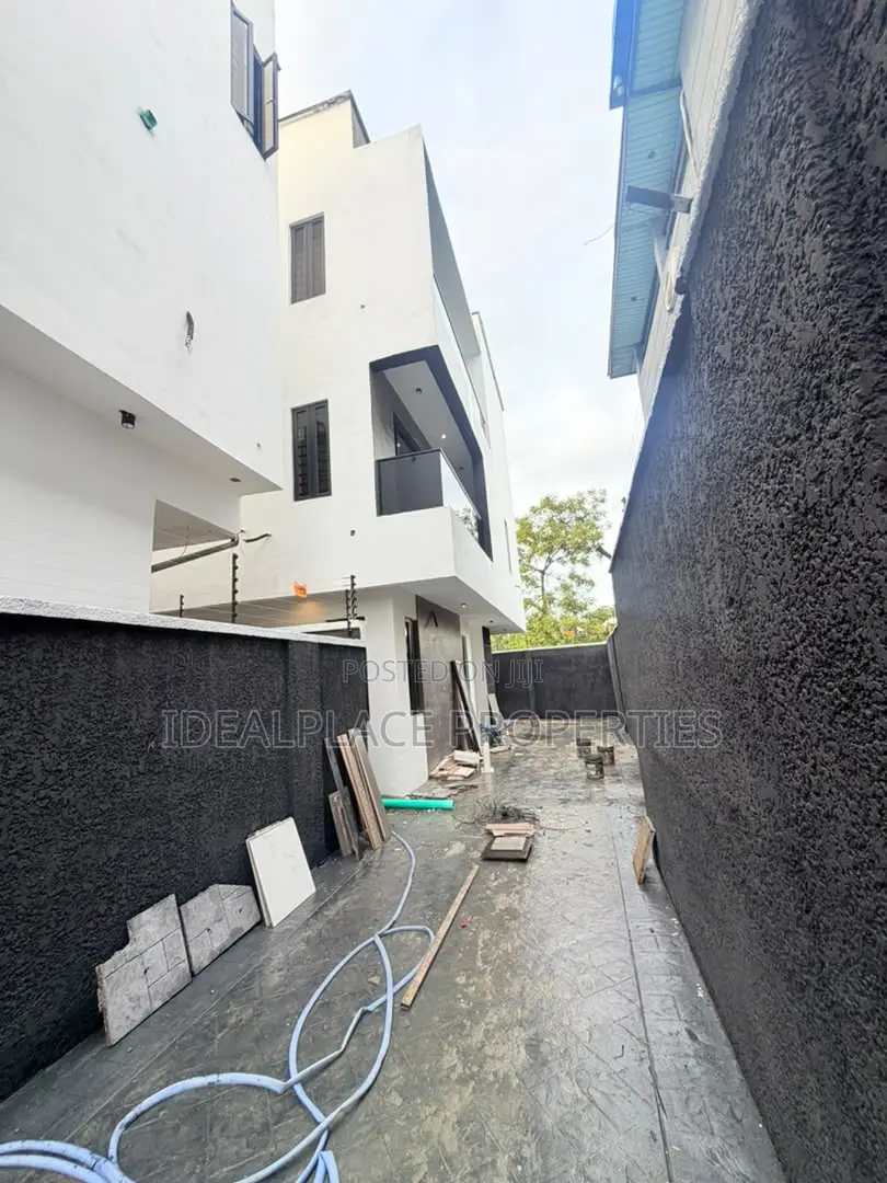 5bdrm Duplex in Adeniyi Jones for sale in Adeniyi Jones