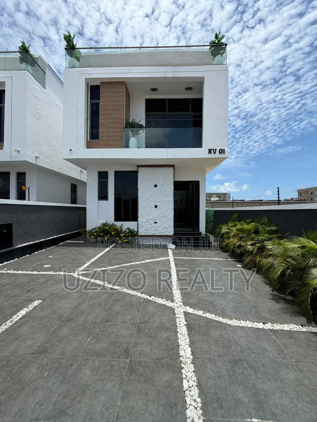 5bdrm Duplex in Orchid Road, Lafiaji for sale in Lafiaji