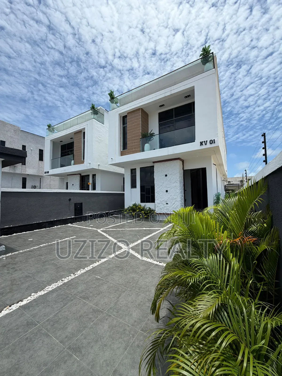 5bdrm Duplex in Orchid Road, Lafiaji for sale in Lafiaji