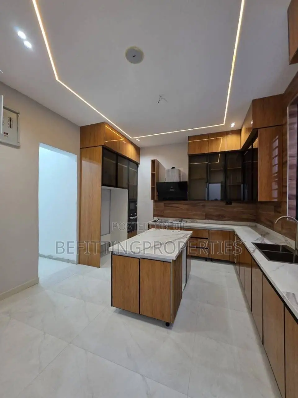 5bdrm Duplex in Chevron for sale in Chevron