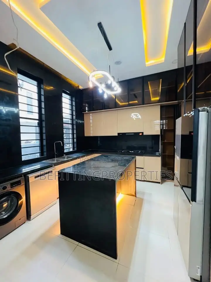 5bdrm Duplex in Lekki for sale in Lekki