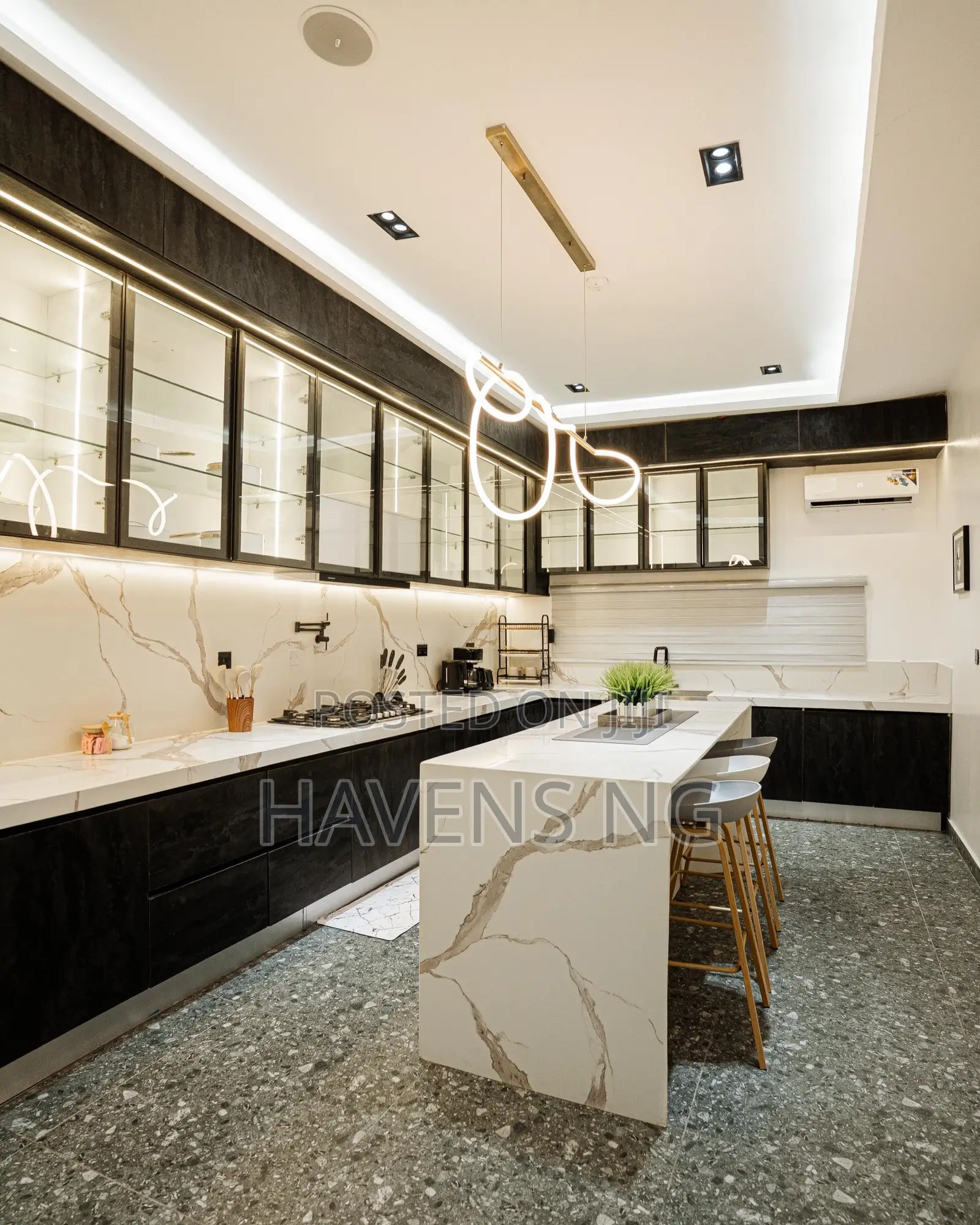 Shortlet | Super Glamorous Private 5-Bedroom Triplex in Lekki Phase 1