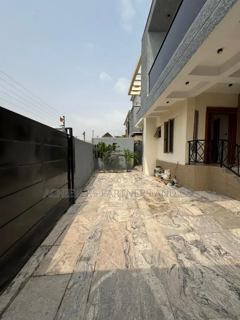 5bdrm Duplex in Onipetesi Estate, Mangoro for sale in Mangoro