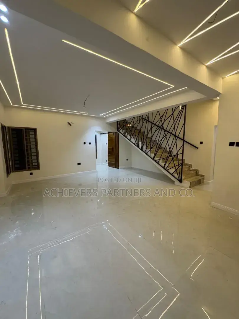 5bdrm Duplex in Onipetesi Estate, Mangoro for sale in Mangoro