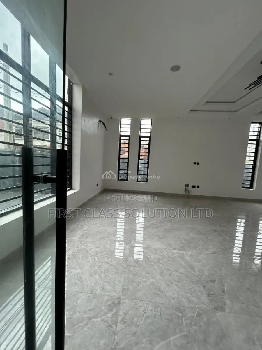 5bdrm Mansion in Osapa london for sale in Osapa london