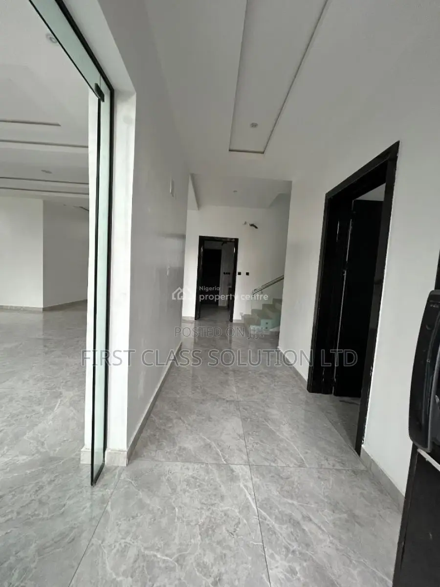 5bdrm Mansion in Osapa london for sale in Osapa london