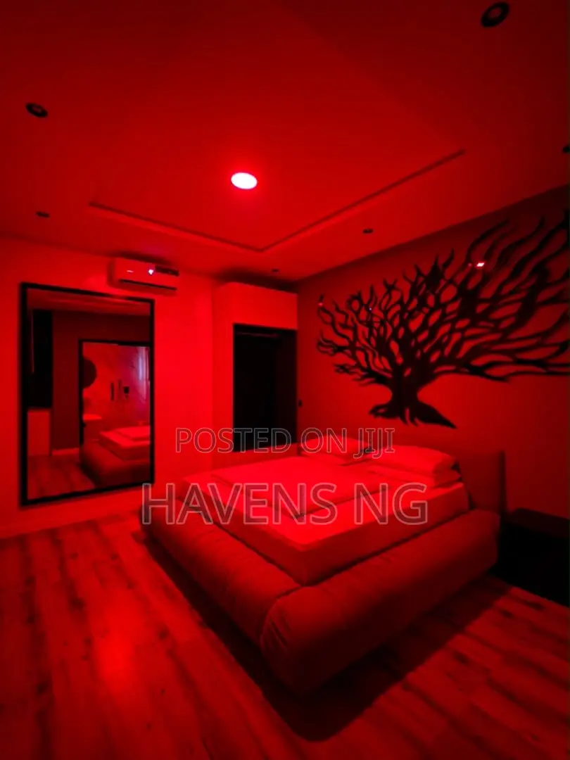 Shortlet | Beautifully Furnished Studio Apartment With Bathtub in Chevron