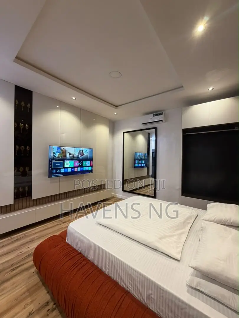 Shortlet | Beautifully Furnished Studio Apartment With Bathtub in Chevron