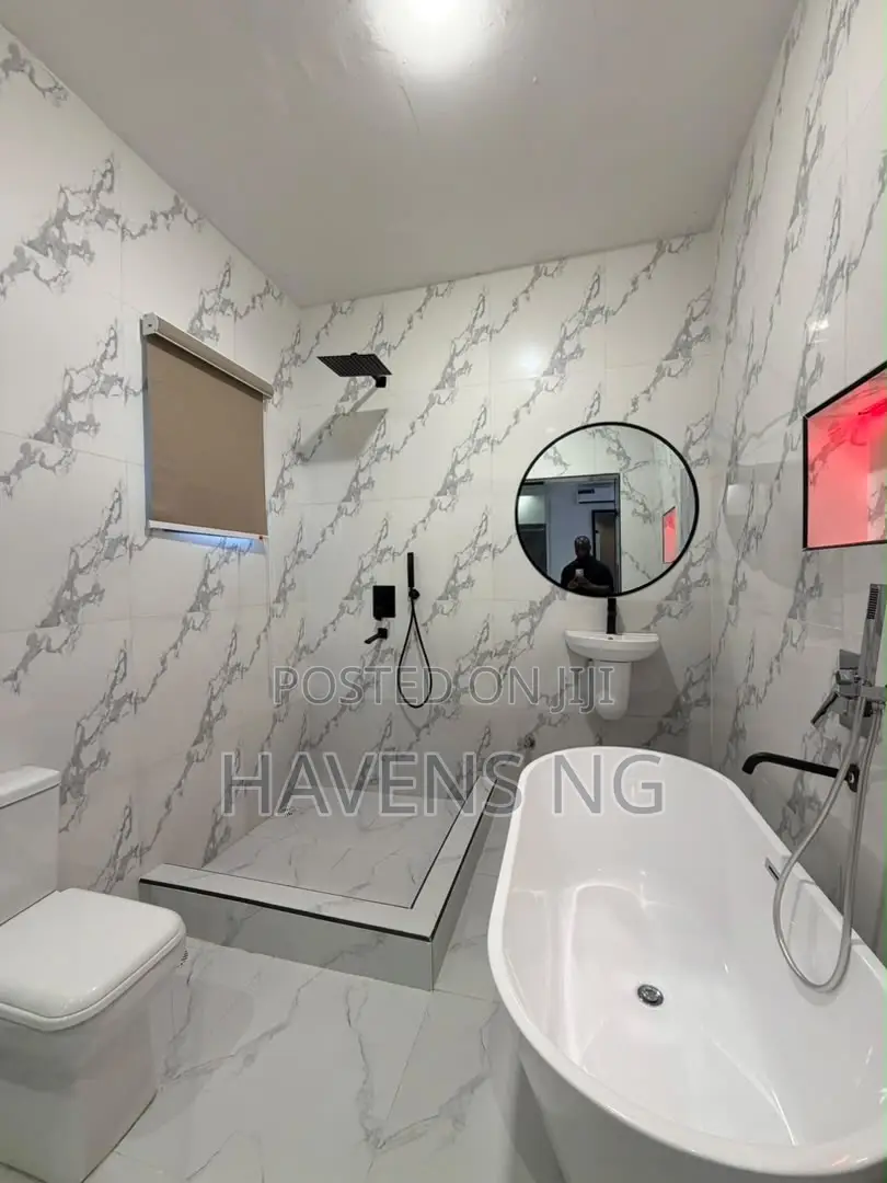 Shortlet | Beautifully Furnished Studio Apartment With Bathtub in Chevron