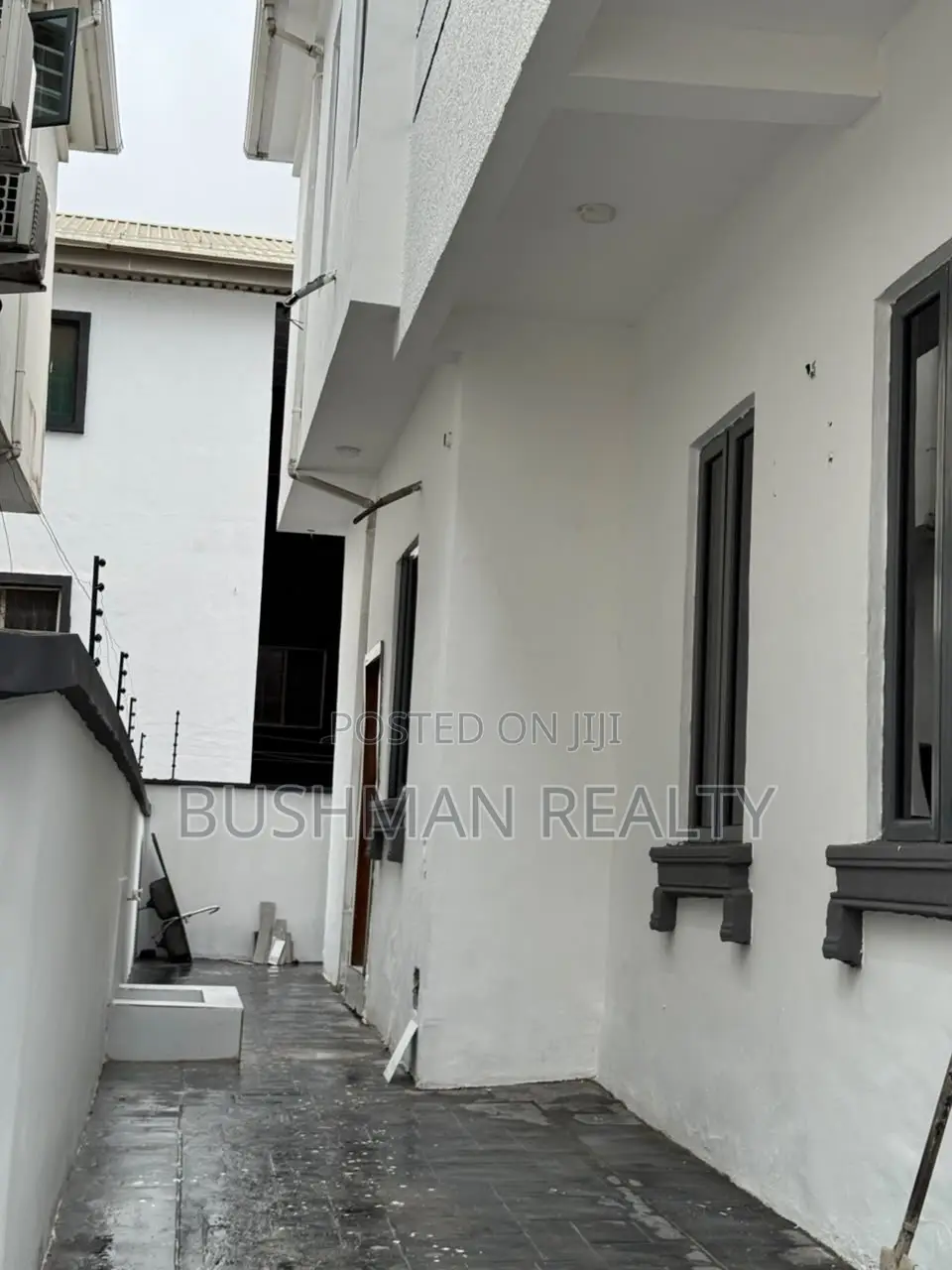5bdrm Duplex in Chevron for rent in Chevron