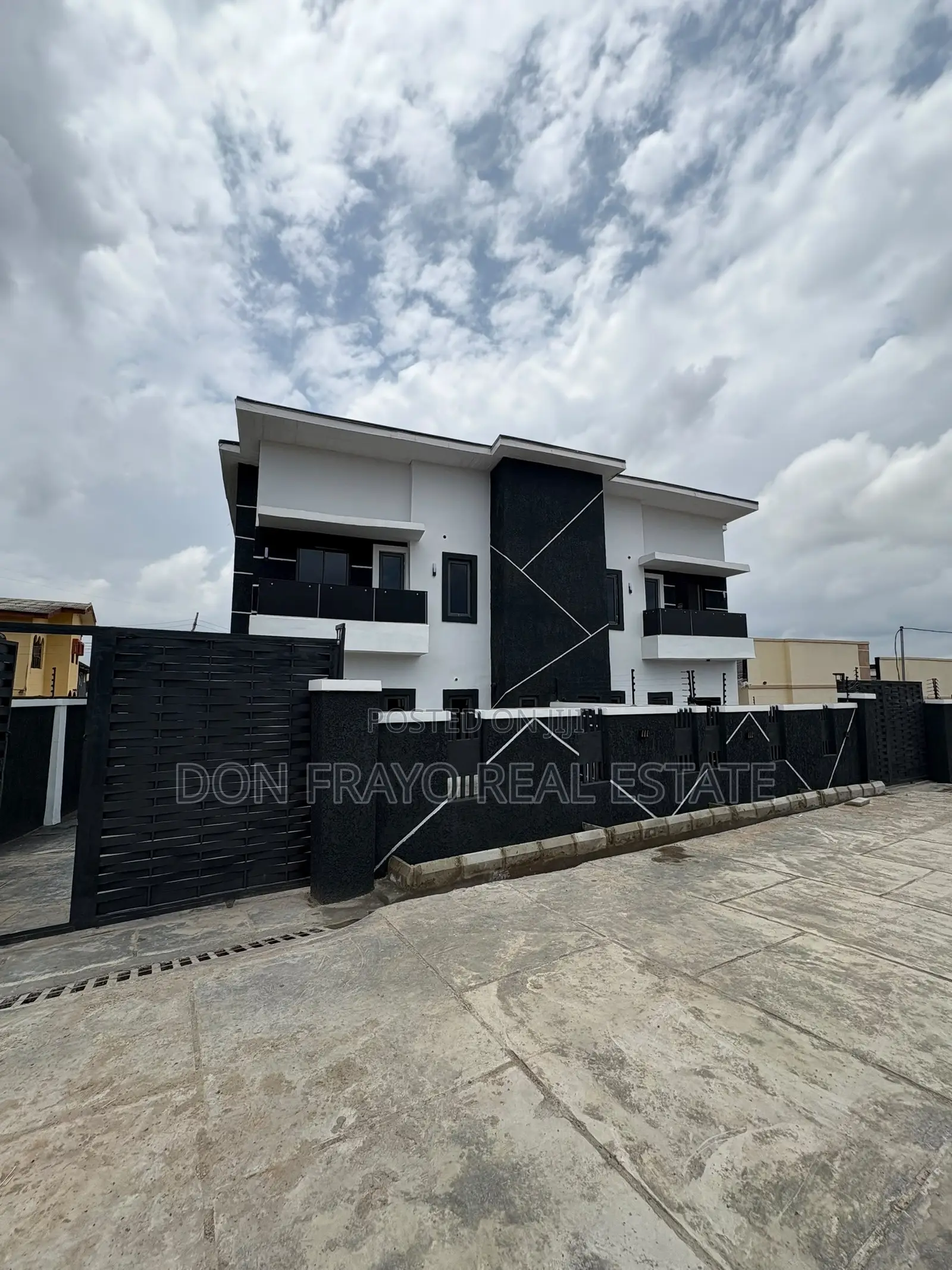 5bdrm Duplex in Ologuneru for sale in Ologuneru