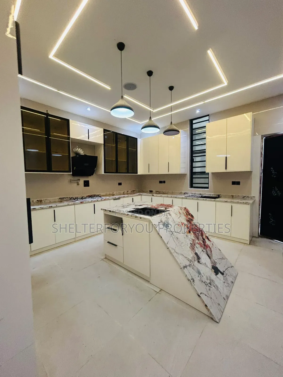 5bdrm Duplex in Ikota for sale in Ikota