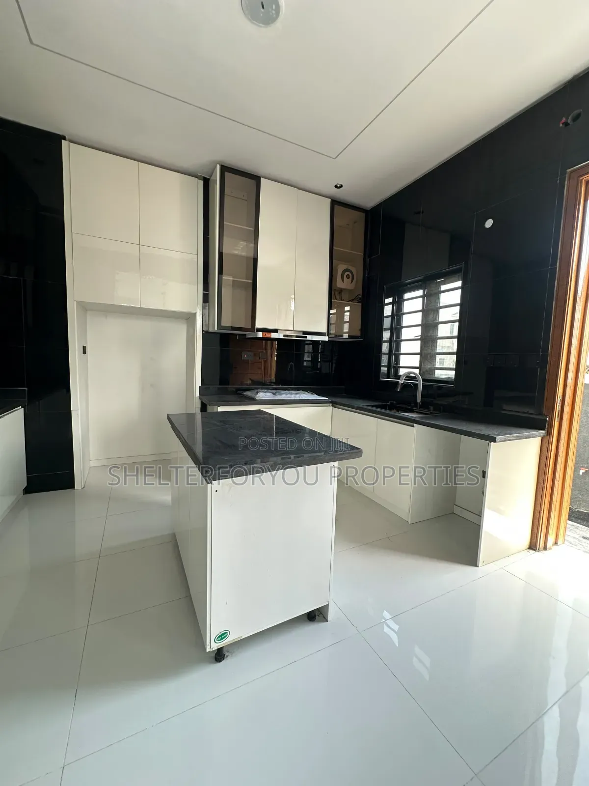 4bdrm Duplex in Ikota for rent in Ikota