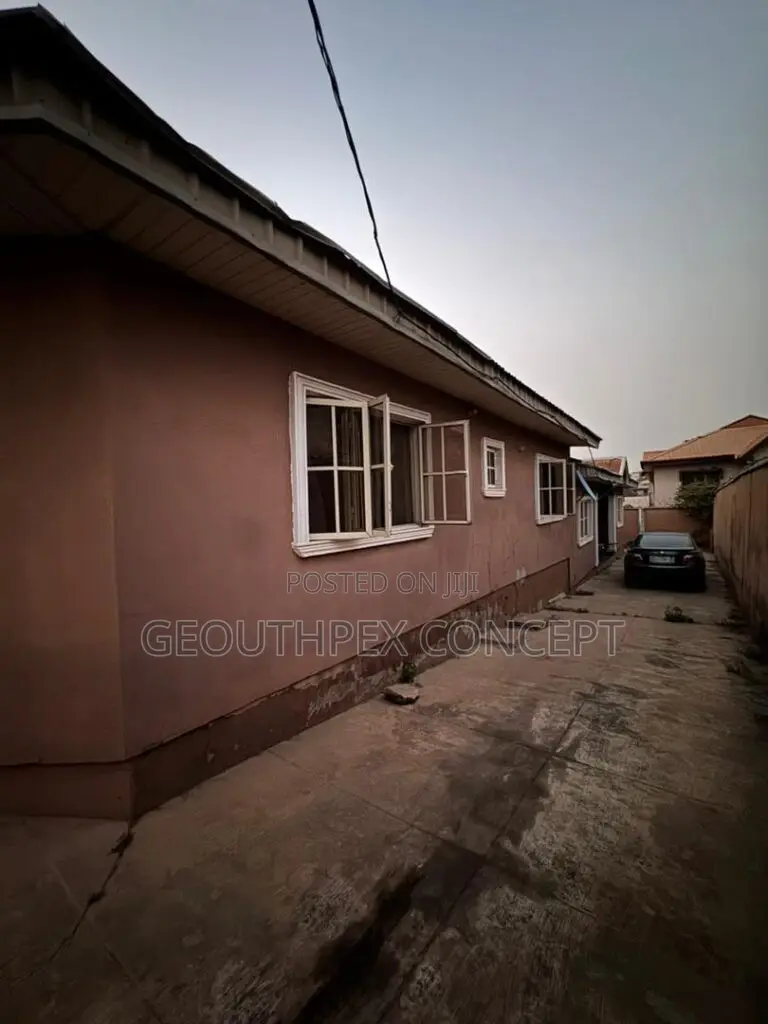 2bdrm Block of Flats in Omolayo, Akobo for sale in Akobo