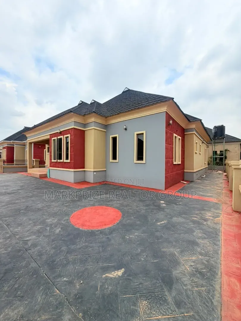 3bdrm Apartment in Mowe Town, Ogba GRA for sale in Ogba GRA