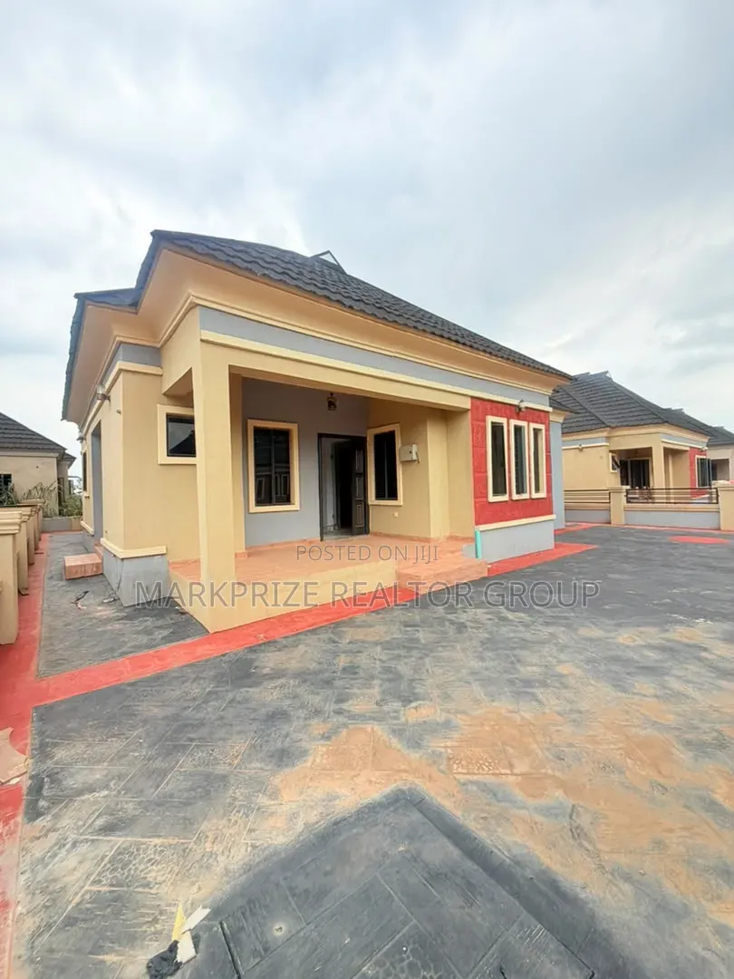 3bdrm Apartment in Mowe Town, Ogba GRA for sale in Ogba GRA
