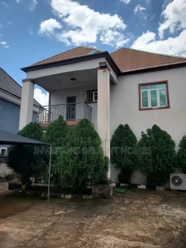 5bdrm Duplex in Oshimili North for sale in Oshimili North