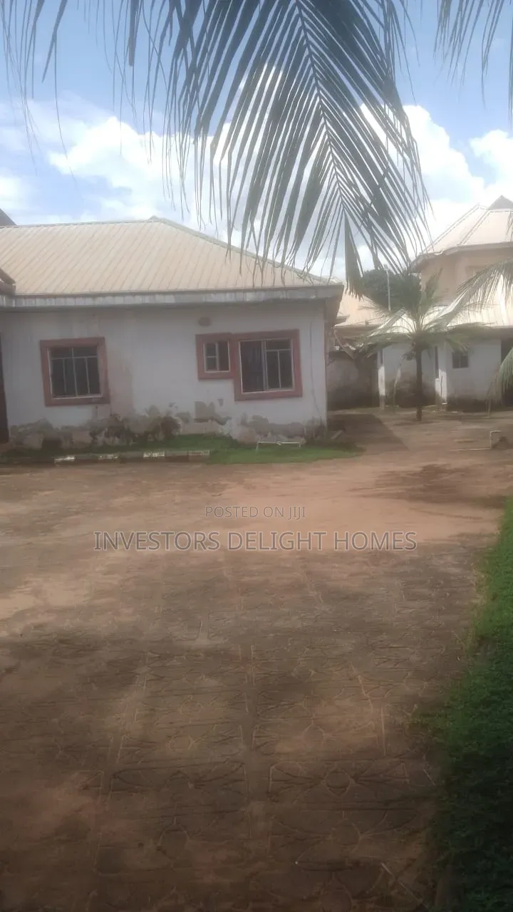 5bdrm Duplex in Oshimili North for sale in Oshimili North