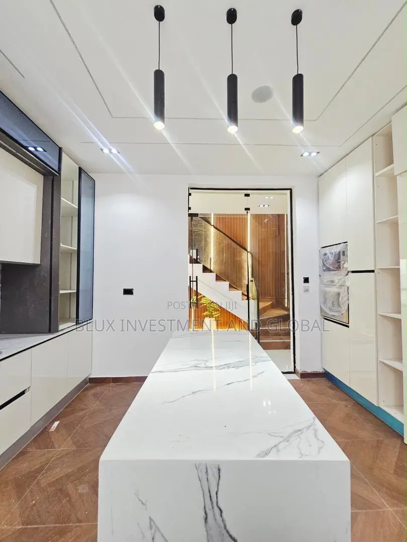 Furnished 5bdrm House in By Chevron Toll Gate for sale in Chevron
