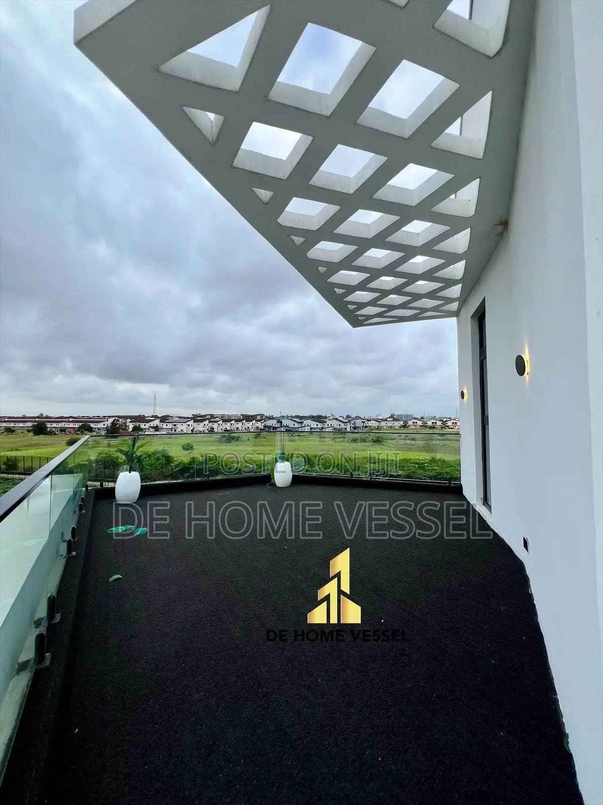 5bdrm Duplex in Chevron for sale in Chevron