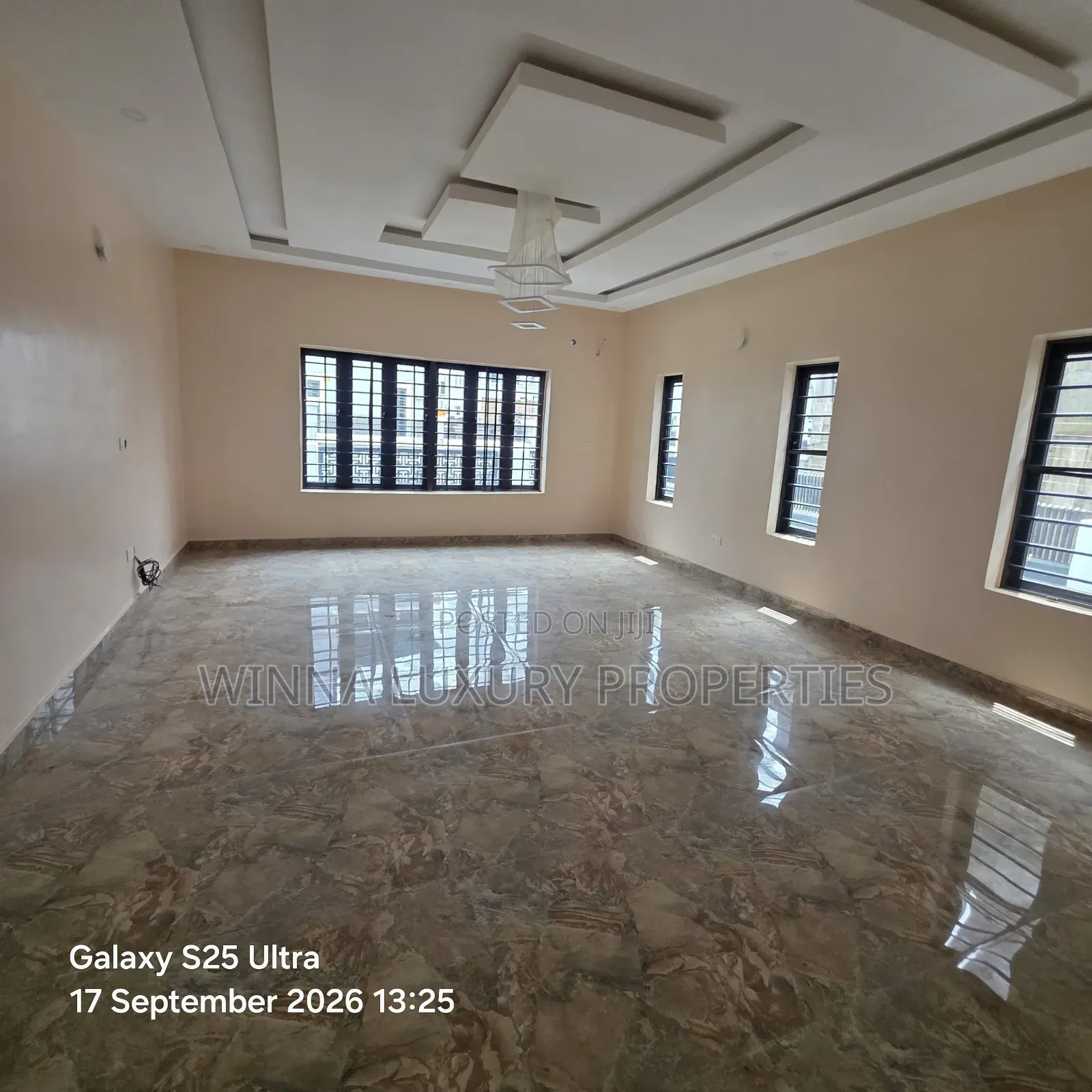5bdrm Duplex in Vinehill Estate, Lugbe District for sale in Lugbe District