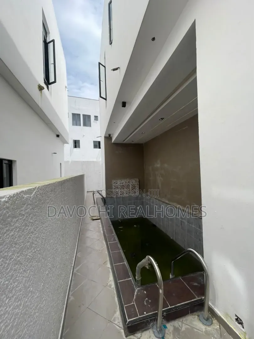 5bdrm Duplex in Ikota for sale in Ikota