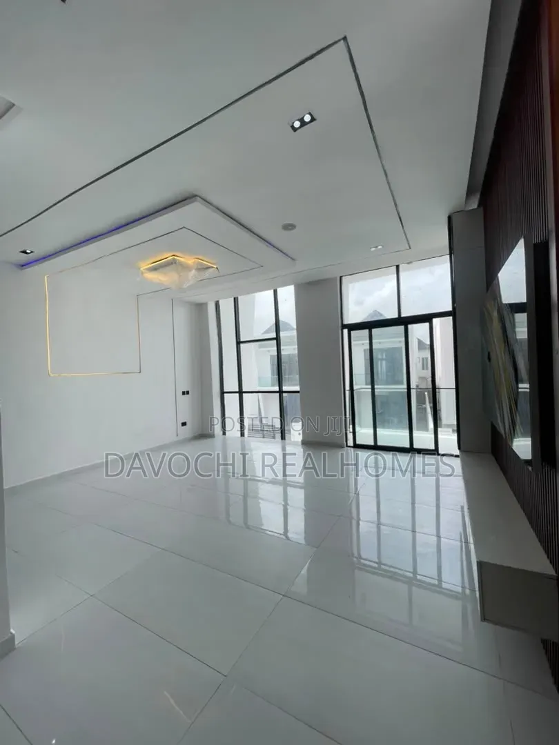 5bdrm Duplex in Ikota for sale in Ikota