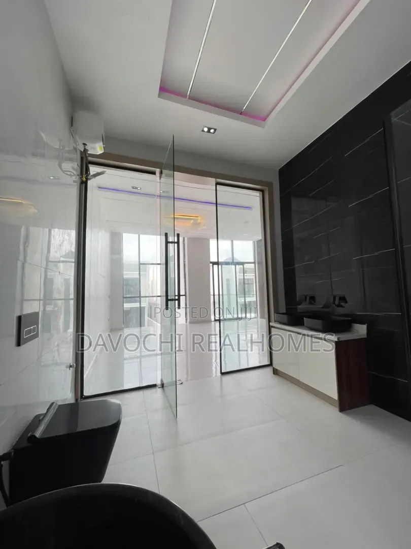5bdrm Duplex in Ikota for sale in Ikota