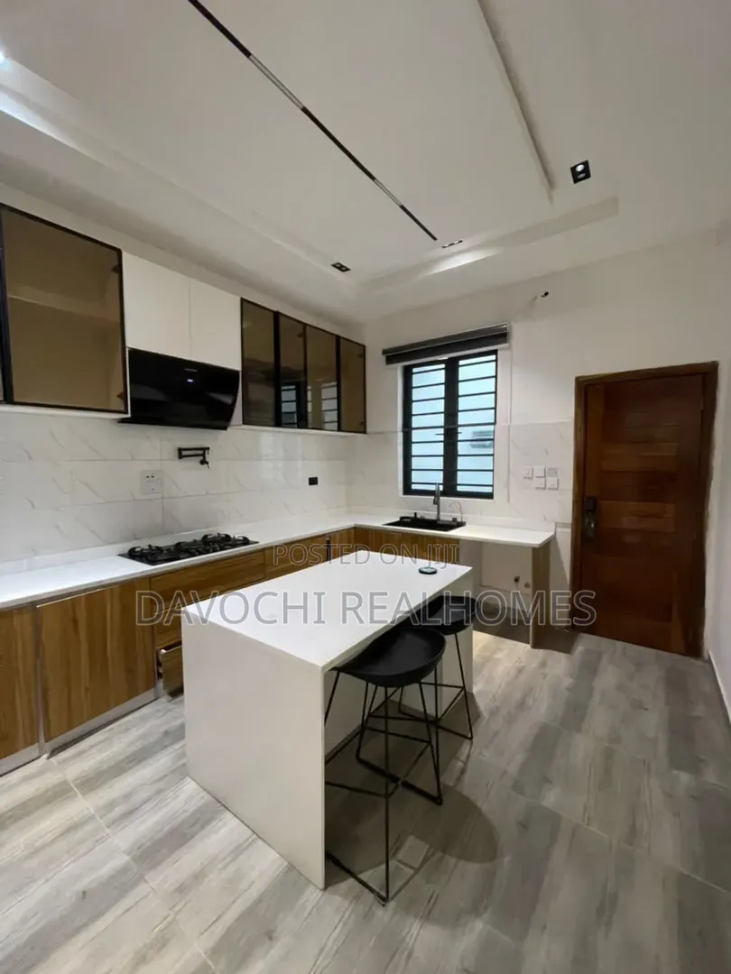 5bdrm Duplex in Idado for sale in Idado