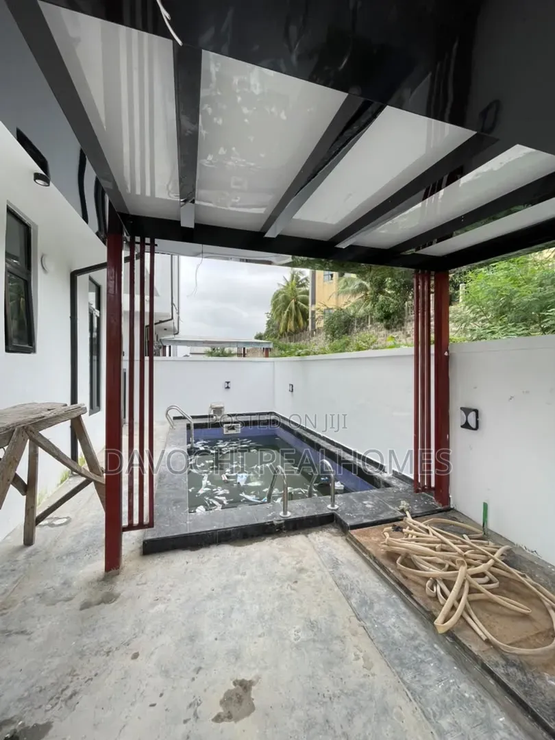 5bdrm Duplex in Chevron for sale in Chevron