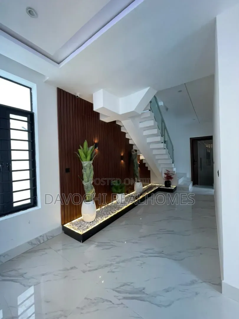 5bdrm Duplex in Chevron for sale in Chevron