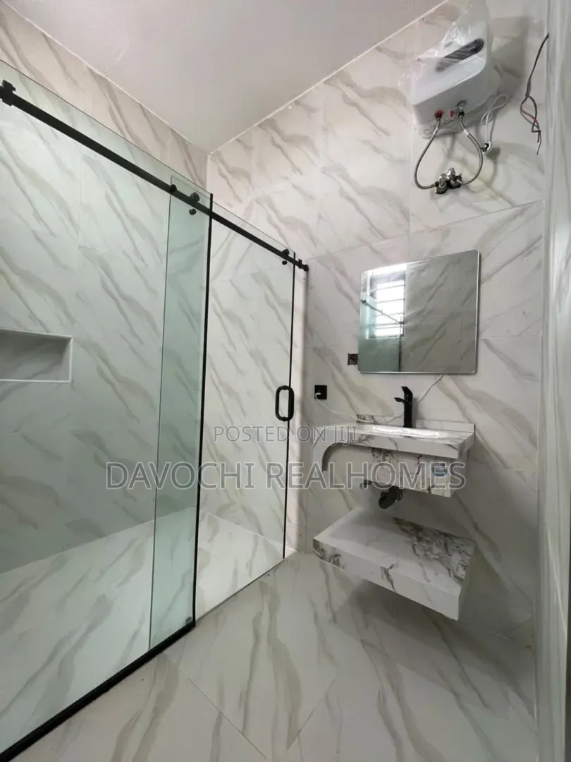 5bdrm Duplex in Chevron for sale in Chevron