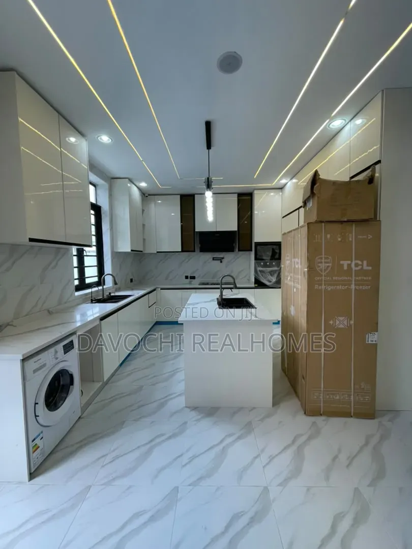 5bdrm Duplex in Chevron for sale in Chevron