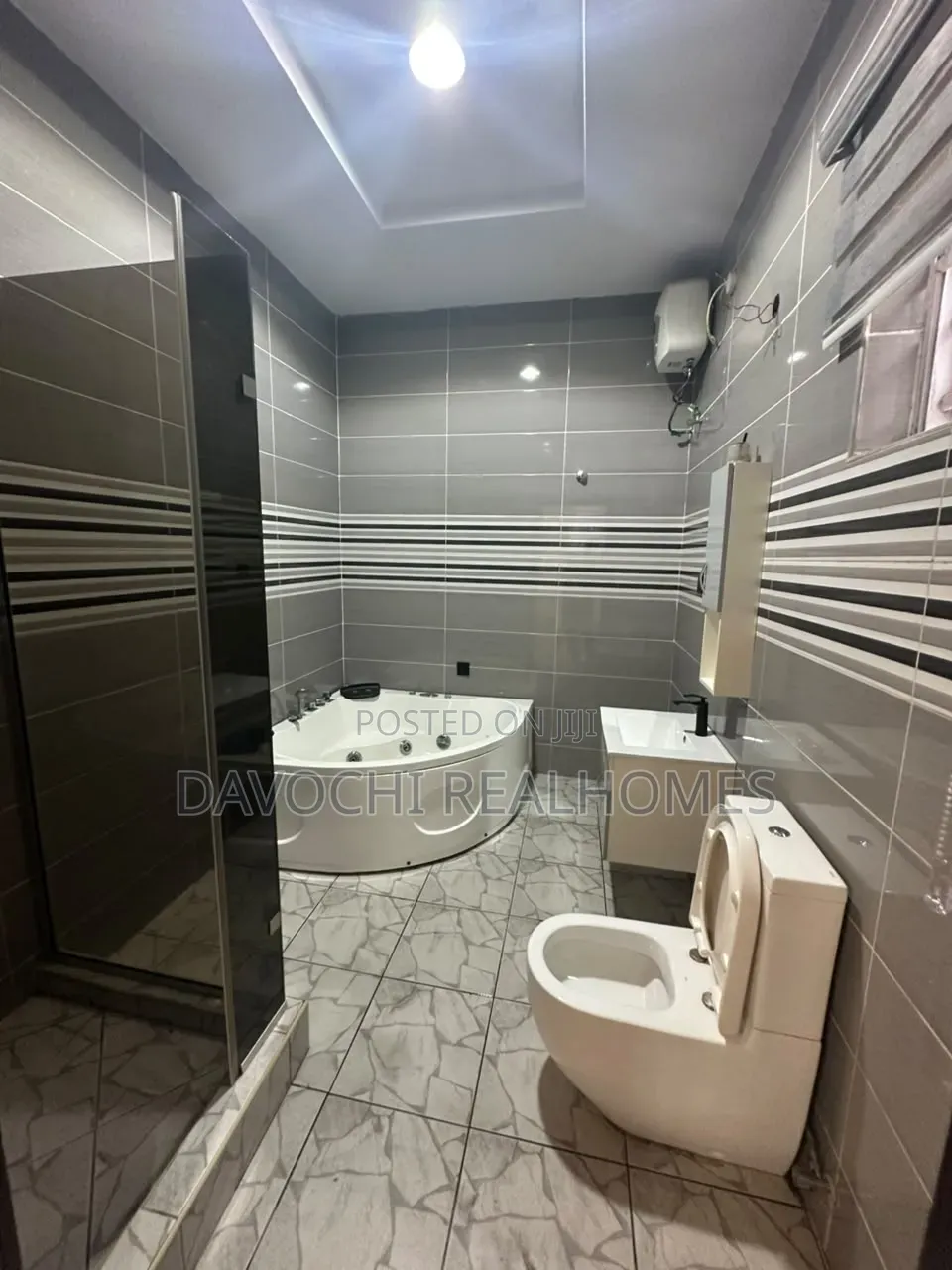5bdrm House in Osapa london for sale in Osapa london