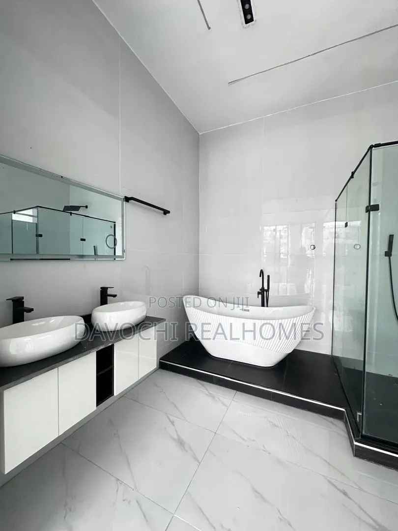 5bdrm Duplex in Chevron for sale in Chevron