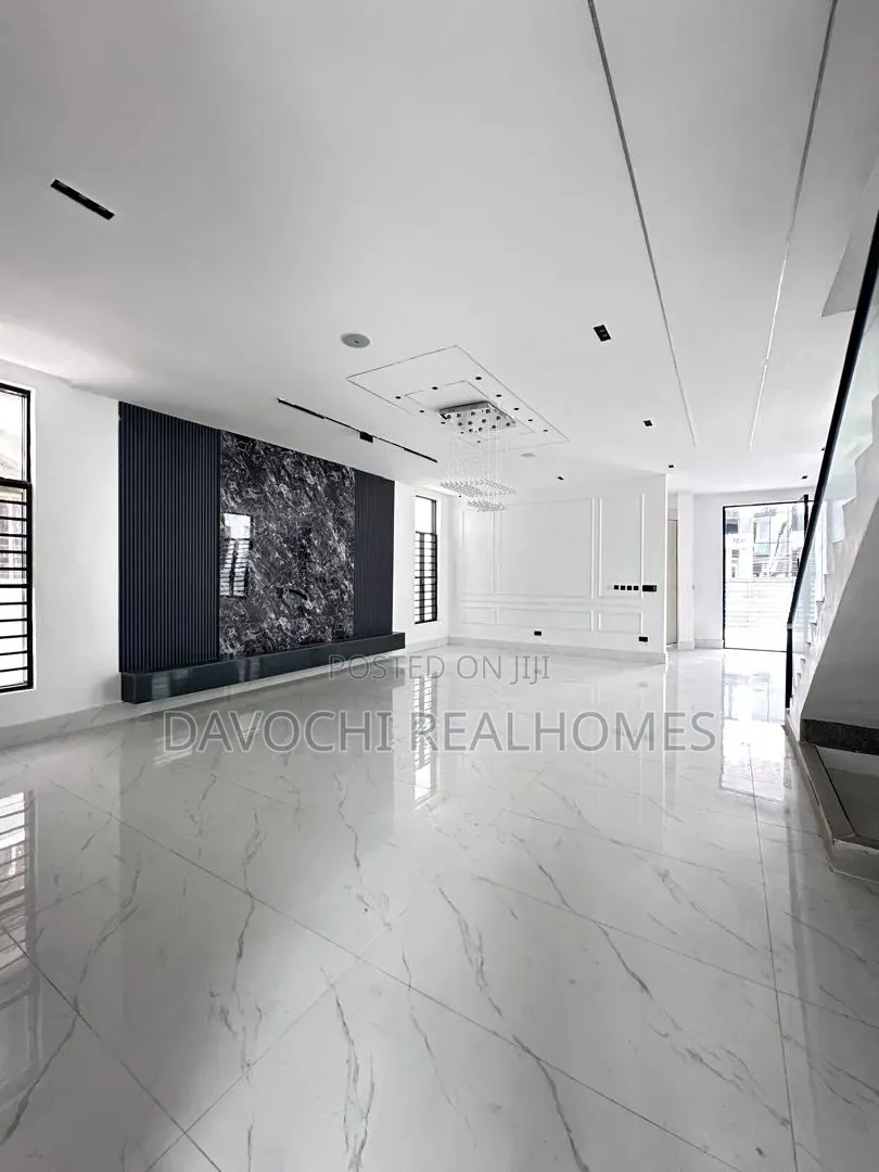 5bdrm Duplex in Chevron for sale in Chevron