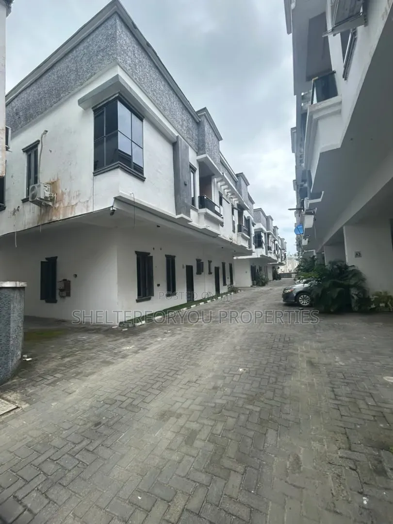4bdrm Duplex in Ikota for sale in Ikota