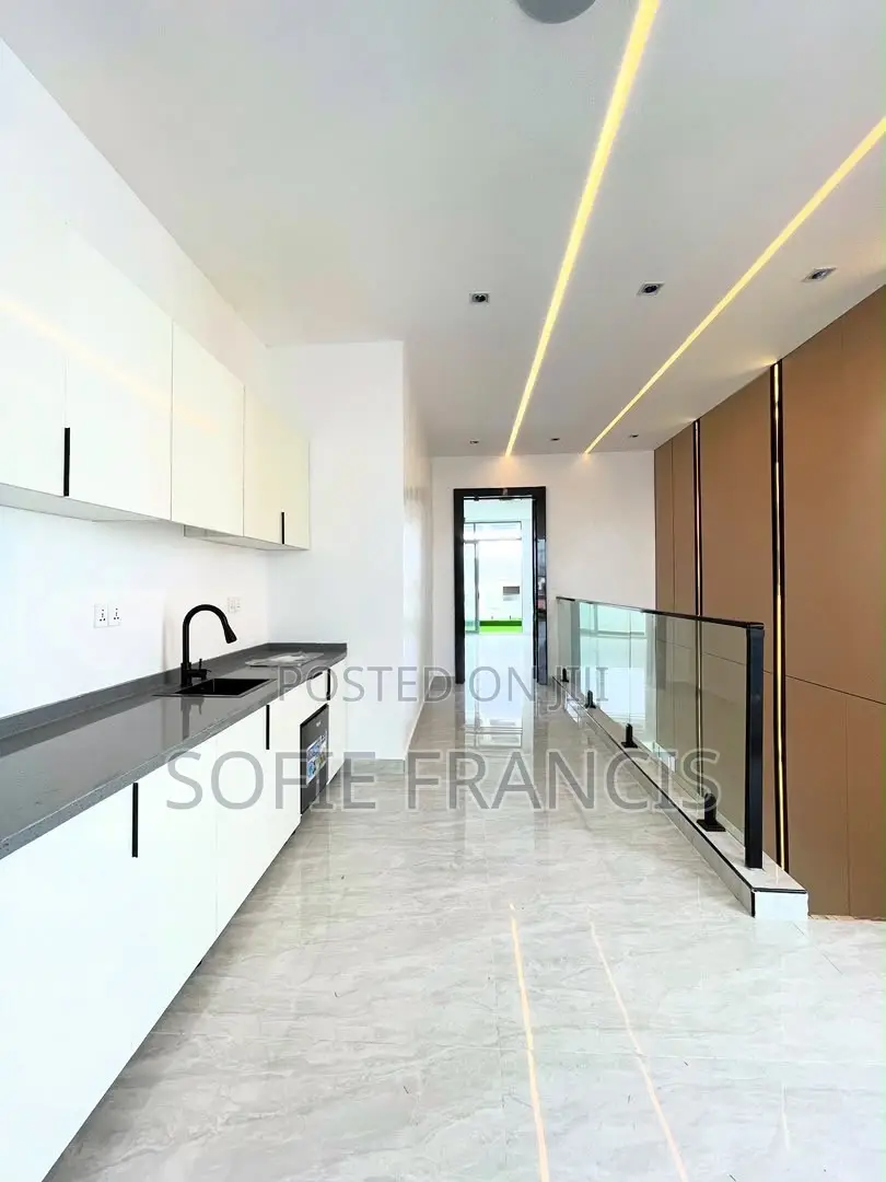 5bdrm Duplex in Osapa for sale in Osapa london