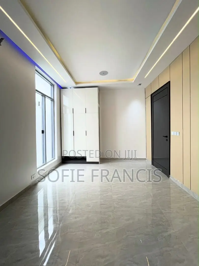 5bdrm Duplex in Osapa for sale in Osapa london