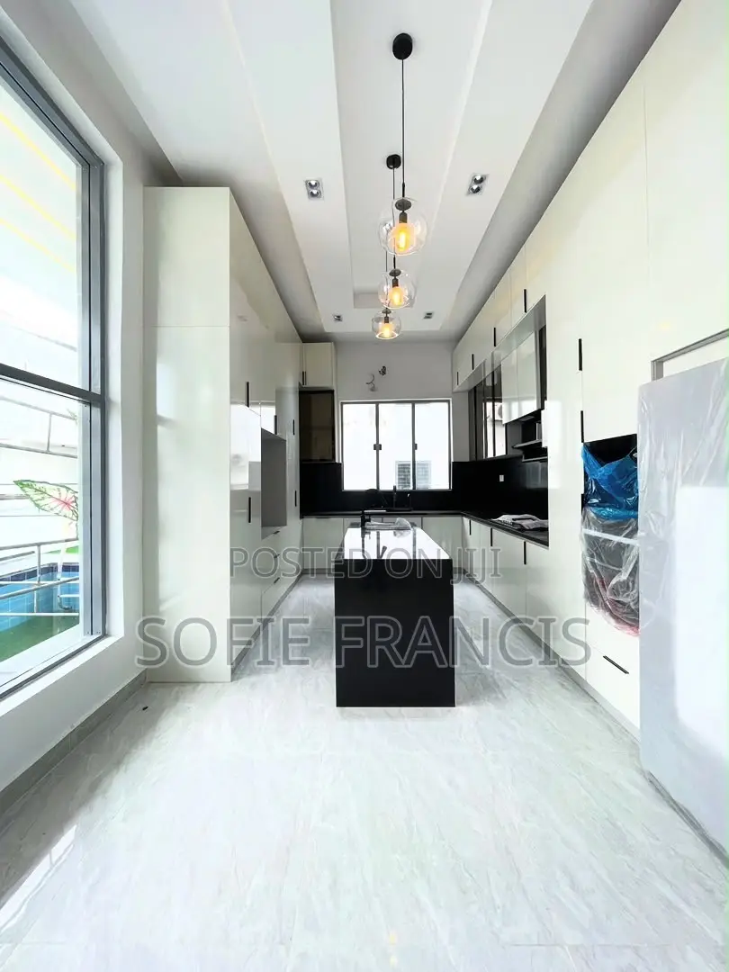 5bdrm Duplex in Osapa for sale in Osapa london