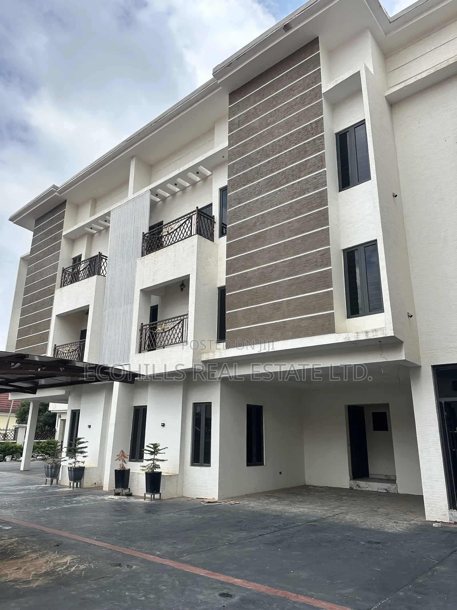 4bdrm Townhouse/Terrace in Utako for sale in Utako