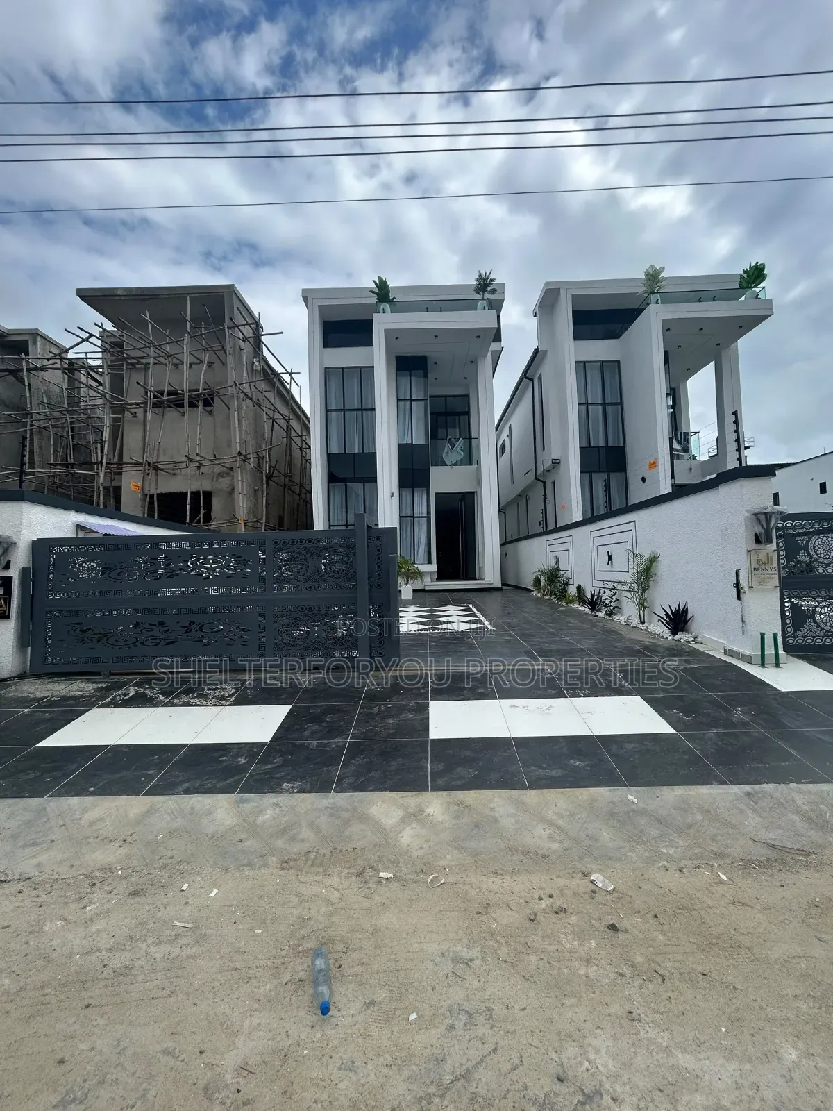 5bdrm Duplex in Ikota for sale in Ikota
