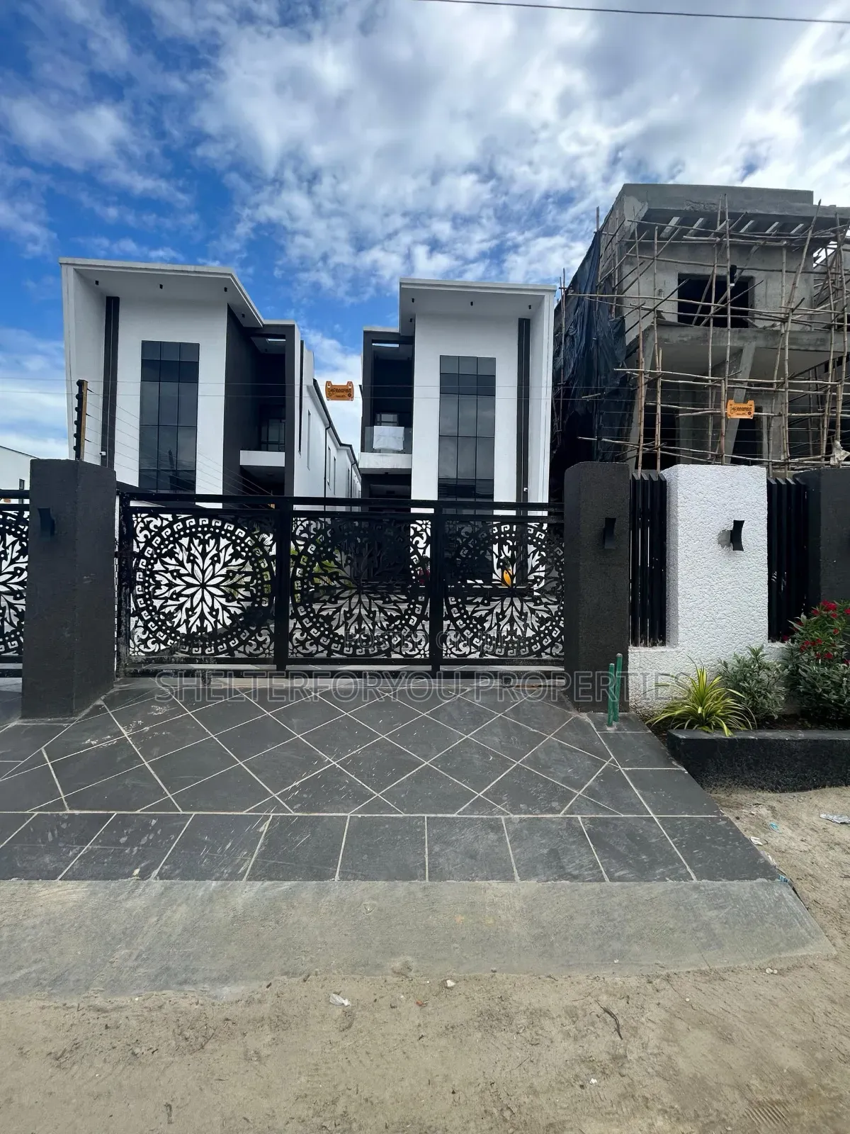 5bdrm Duplex in Ikota for sale in Ikota