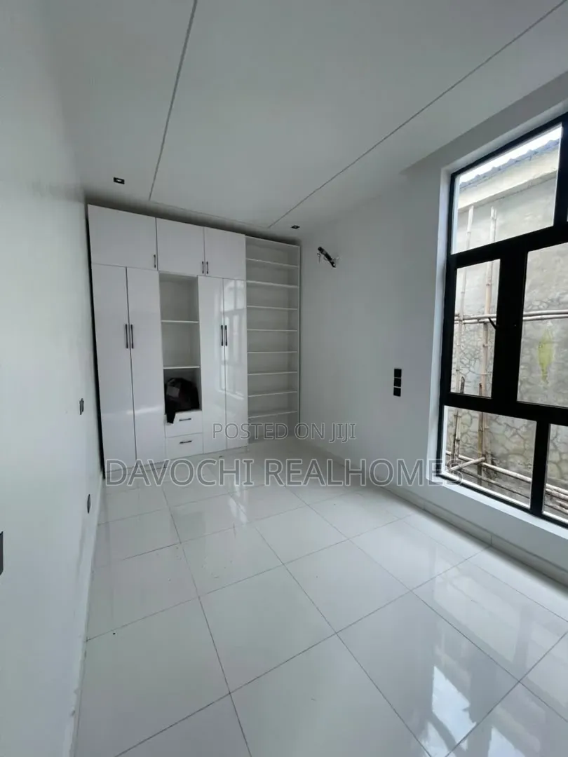 5bdrm Duplex in Ikota for sale in Ikota
