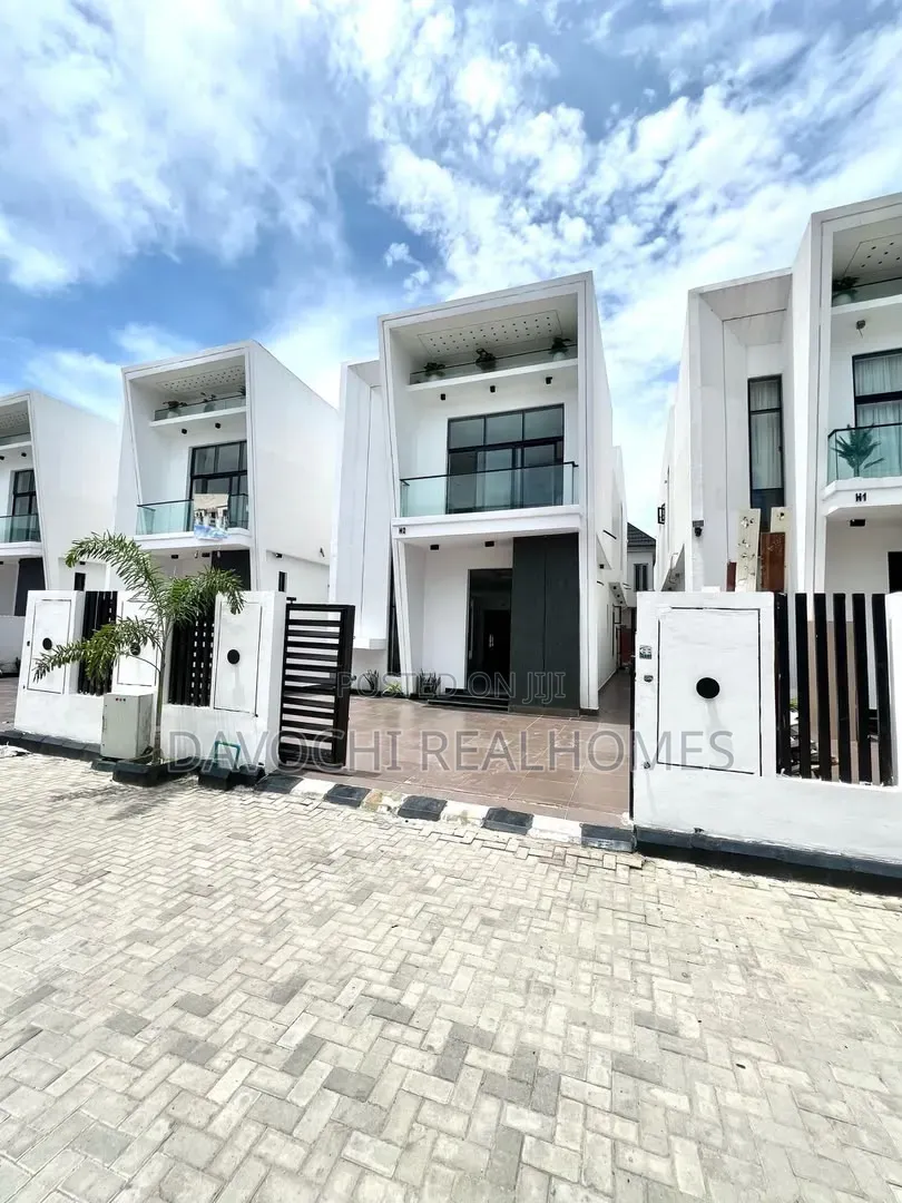 5bdrm Duplex in Ikota for sale in Ikota